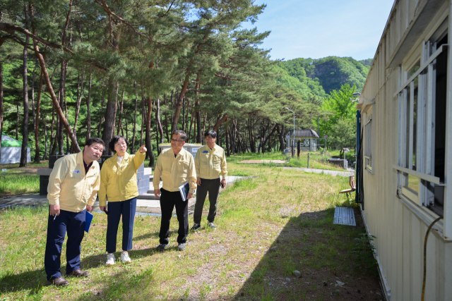 황인수 영덕부군수(왼쪽 두 번째)가 TF팀과 함께 지품면 오천솔밭 현장을 찾아 개선대책을 논의하고 있다. 영덕군 제공
