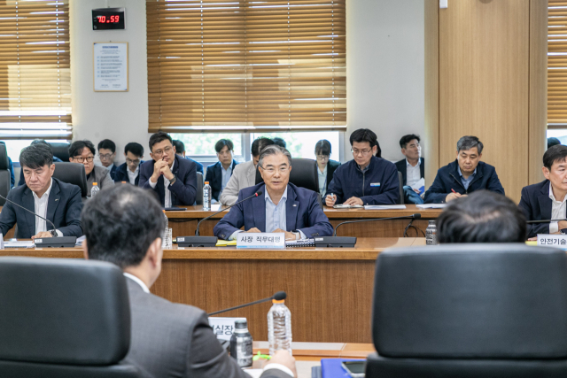 한국남동발전은 지난 11일 조영혁 사장 직무대행 주재로 중동 전쟁과 에너지 대전환 등 급변하는 경영 환경 변화에 대비 긴급 회의를 가졌다. 한국남동발전 제공