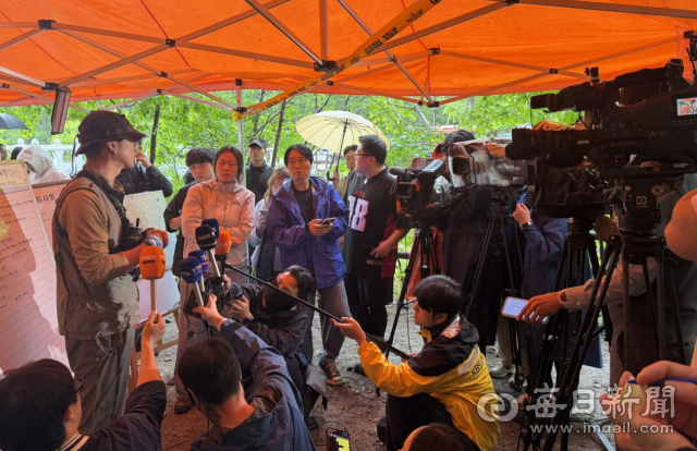 12일 주왕산에서 수색에 참여한 국립공원공단 관계자가 실종된 A군이 발견된 곳에 대해 언론 브리핑을 진행하는 모습. 전종훈 기자