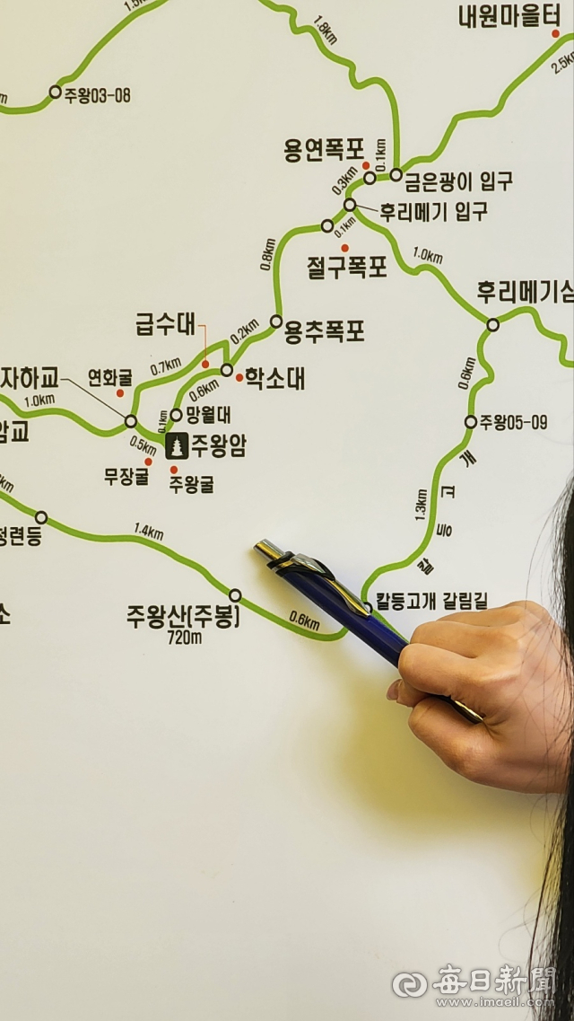 10일 산행 중 실종된 A군이 발견된 곳. 볼펜 뚜껑이 가리키는 주봉 정상에서 용연폭포 방향 100ｍ 지점. 전종훈 기자