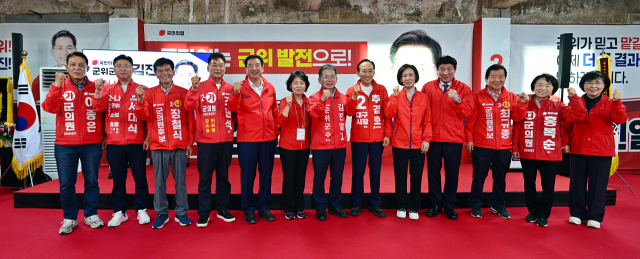 김진열 국민의힘 군위군수 후보는 12일 군위읍 선거사무소에서 개소식을 열고 본격적인 선거 활동에 들어갔다. 김진열 후보측 제공.