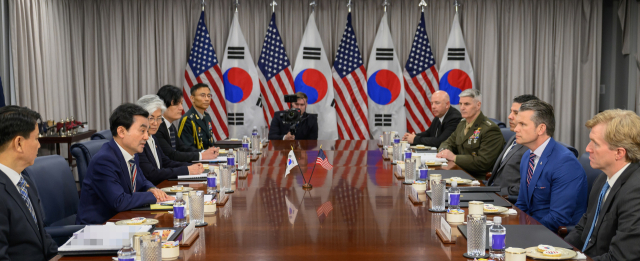 안규백 국방부 장관(왼쪽 두번째)과 피트 헤그세스 미 전쟁부 장관이 11일(현지시간) 미국 펜타곤에서 회담하고 있다. 연합뉴스