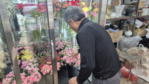 사라진 '5월 카네이션 특수'…고물가에 지갑도 마음도 닫혀