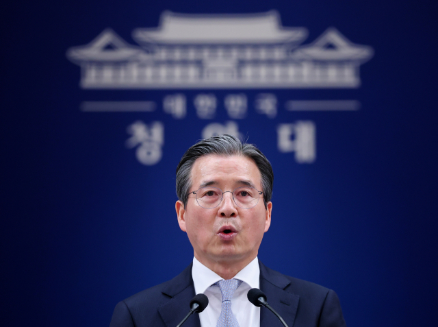 김용범 정책실장이 27일 청와대 춘추관에서 이날 열린 이재명 대통령과 데미스 허사비스 구글 딥마인드 최고경영자(CEO) 면담 관련 브리핑을 하고 있다. 연합뉴스