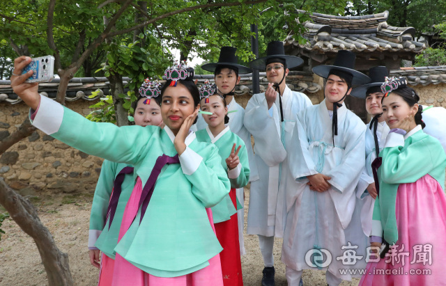 제54회 성년의 날을 맞아 11일 경산 영남대학교 민속촌 내 구계서원에서 열린 전통 성년례 행사에서 외국인 유학생들이 성년례를 치르고 셀카 촬영을 하고 있다. 정운철 기자 woon@imaeil.com
