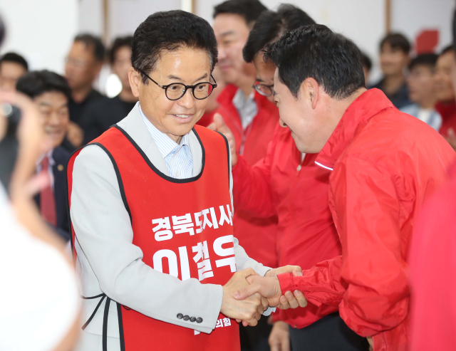 12일 오후 대구 수성구 국민의힘 경북도당에서 열린 경북도당 선대위 발대식에서 장동혁 대표와 이철우 경북도지사 예비후보가 악수하고 있다. 연합뉴스