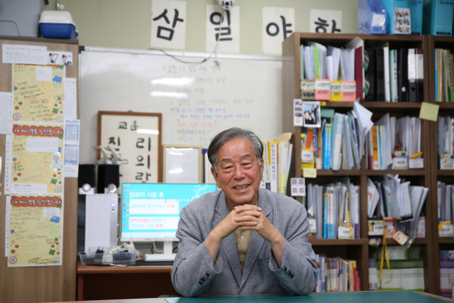 김대희 삼일야간학교 교장이 학교 교무실에서 포즈를 취하고 있다. 김도훈 기자