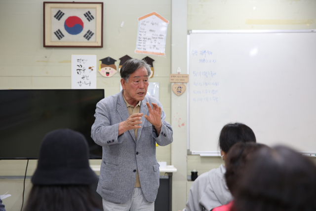 김대희 삼일야간학교 교장이 수업에 앞서 학생들을 만나 이야기를 나누고 있다. 김도훈 기자