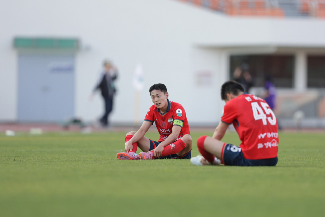 프로축구 K리그1 김천 상무 선수들이 지난 9일 인천유나이티드와의 경기 종료 후 그라운드에 주저앉아있다. K리그 제공