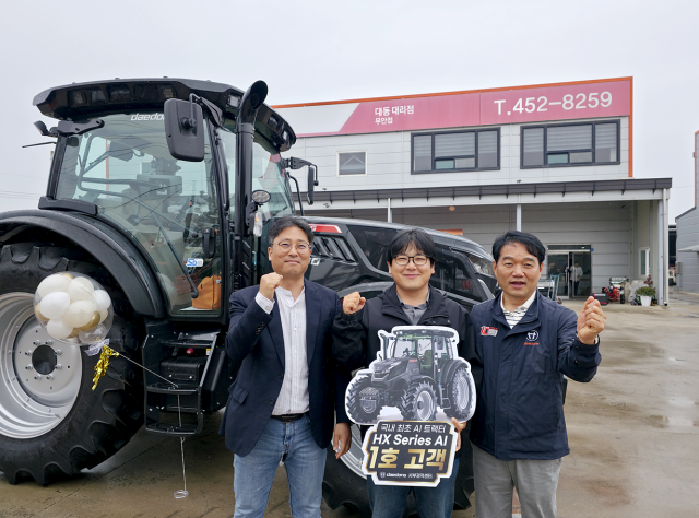 대동은 13일 전남 신안 농가에서 국내 AI 트랙터 첫 공급을 기념하는 제품 인도식을 개최했다. 대동 제공