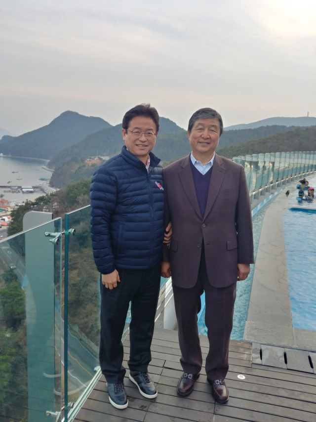 이철우 경북도지사는 2019년 2월 경남 통영에서 권중갑 스탠포드호텔 그룹 회장을 만나, 도청신도시 내 호텔 건립을 요청했다. 경북도 제공.