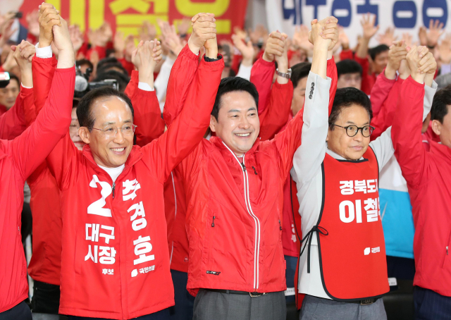 12일 오후 대구 수성구 국민의힘 경북도당에서 열린 경북도당 선대위 발대식에서 추경호 대구시장 예비후보와 장동혁 대표, 이철우 경북도지사 예비후보가 손을 맞잡고 있다. 연합뉴스