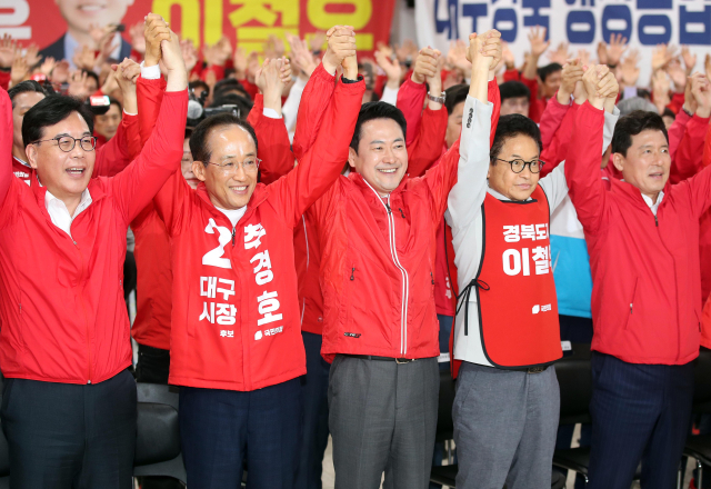 12일 오후 대구 수성구 국민의힘 경북도당에서 열린 경북도당 선대위 발대식에서 추경호 대구시장 예비후보와 장동혁 대표, 이철우 경북도지사 예비후보가 손을 맞잡고 있다. 연합뉴스
