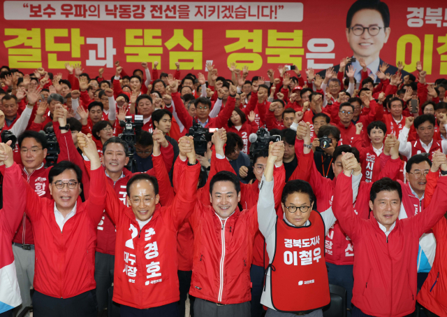 12일 오후 대구 수성구 국민의힘 경북도당에서 열린 경북도당 선대위 발대식에서 추경호 대구시장 예비후보와 장동혁 대표, 이철우 경북도지사 예비후보가 손을 맞잡고 있다. 연합뉴스
