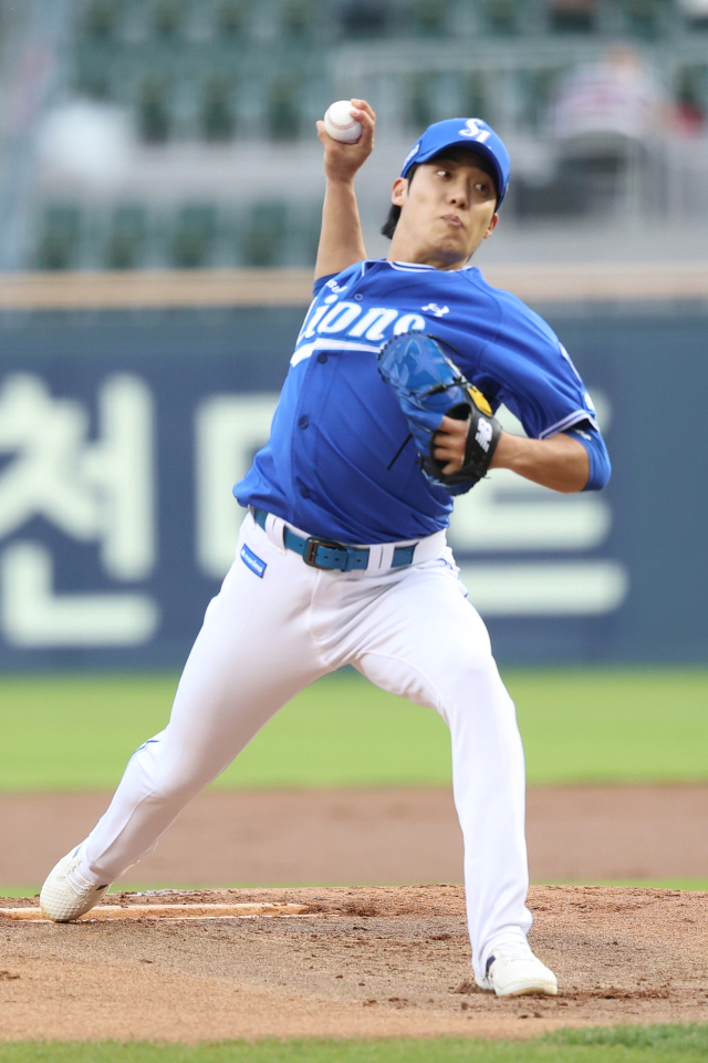 삼성 라이온즈의 원태인이 13일 서울 잠실구장에서 열린 LG 트윈스와의 경기에 선발 등판해 투구하고 있다. 삼성 제공