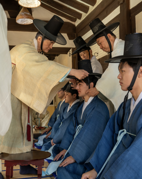 18일 성년의 날을 앞두고 지난 11일 영남대학교 민속촌 구계서원에서 