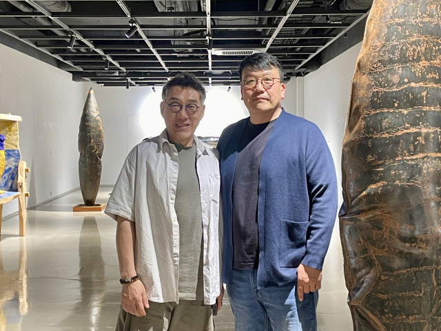 전시장에서 만난 이상헌(왼쪽) 작가와 김태인 작가. 이연정 기자