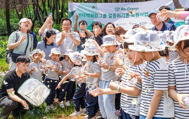 경북 의성군 안계면 도덕리 산불 피해 지역에서 유치원생들이 멸종위기 야생생물 1급인 붉은점모시나비·호랑나비·배추흰나비 개체를 방사하고 있다. 의성군 제공