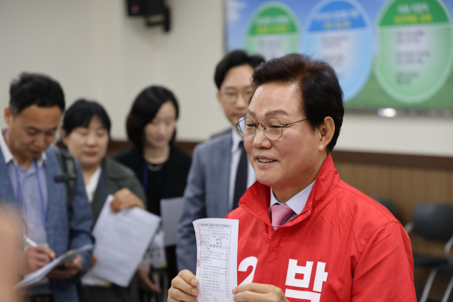 박완수 국힘 경남도지사 후보가 14일 경남선관위를 찾아 후보등록을 했다. 박완수 국힘 경남도지사 후보 캠프 제공