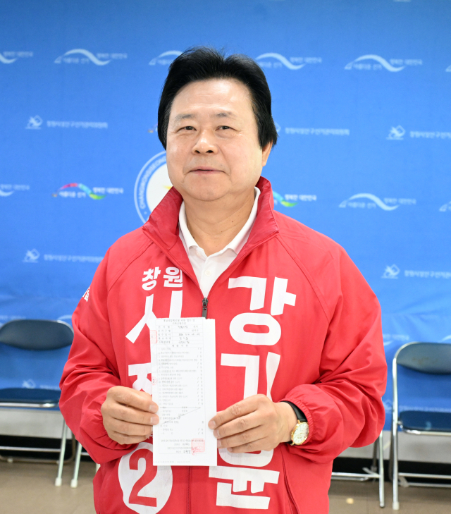 강기윤 국민의힘 창원시장 후보가 14일 오전 창원시성산구선거관리위원회에 후보 등록을 마친 뒤 포즈를 취하고 있다. 강기윤 후보 선대위 제공