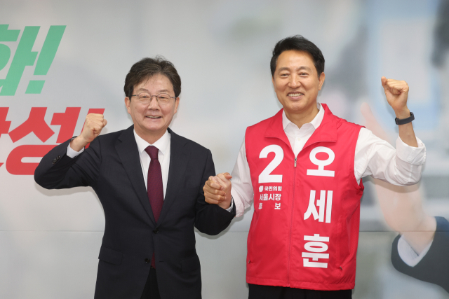 국민의힘 오세훈 서울시장 후보가 14일 서울 종로구 캠프 사무실에서 유승민 전 의원과 만나고 있다. 연합뉴스