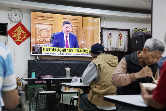 14일 대만 타이베이의 한 식당에 설치된 TV 화면에 미중정상회담에서 발언하고 있는 시진핑 중국 국가주석의 모습이 나오고 있다. 자막에는 