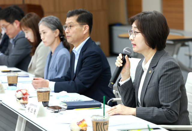 이스란 보건복지부 1차관이 11일 보건복지부 대회의실에서 열린 돌봄 노동자 처우개선 및 노·정협의체 운영을 위한 노·정 간담회에서 발언하고 있다. 연합뉴스