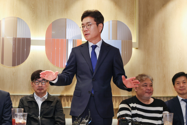 더불어민주당 정원오 서울시장 후보가 14일 서울 중구 투썸플레이스 정동길점에서 열린 소상공인들과의 간담회에서 발언하고 있다. 연합뉴스