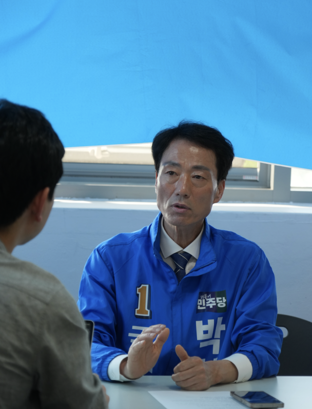박형룡 더불어민주당 대구 달성군 국회의원 후보가 14일 자신의 선거캠프에서 매일신문과 인터뷰하고 있다. 박형룡 후보캠프 제공