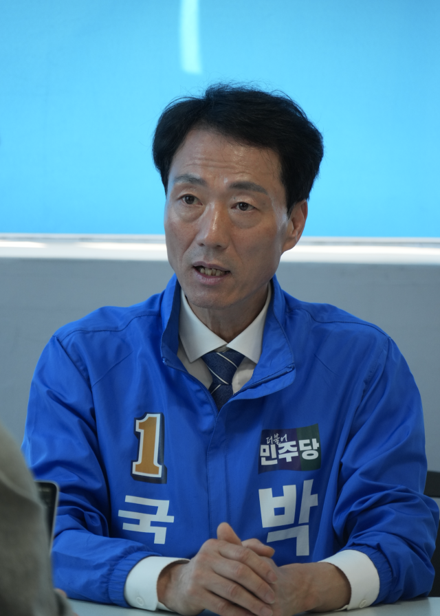 박형룡 더불어민주당 대구 달성군 국회의원 후보가 14일 자신의 선거캠프에서 매일신문과 인터뷰하고 있다. 박형룡 후보캠프 제공
