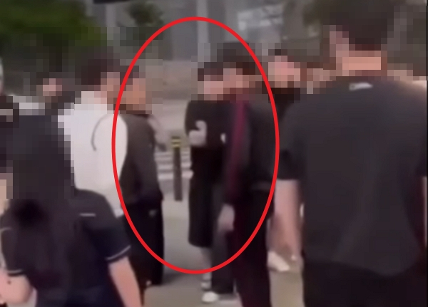중학생 무리가 길에서 담배를 피우며 이를 제지하는 중년 남성에게 폭언을 내뱉는 모습이 공개됐다. 유튜브 캡처.