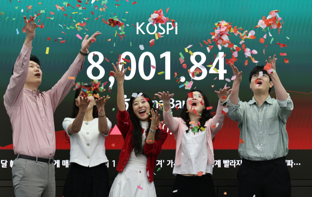 15일 서울 하나은행 본점 딜링룸에서 코스피 8천 기념 세리머니가 진행되고 있다. 연합뉴스