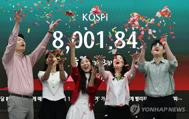 코스피, '꿈의 8000선' 터치 후 차익실현 매물에 약세 전환