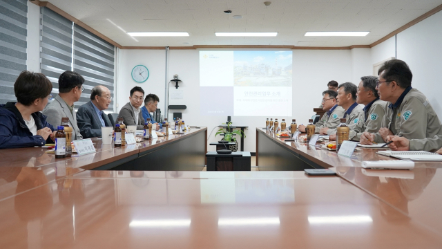 지난 14일 ㈜영풍 사외이사들(왼쪽)이 석포제련소를 방문해 경영진으로부터 환경 분야 투자 현황과 안전 분야 개선 계획 등을 보고받고 있다. 영풍 제공