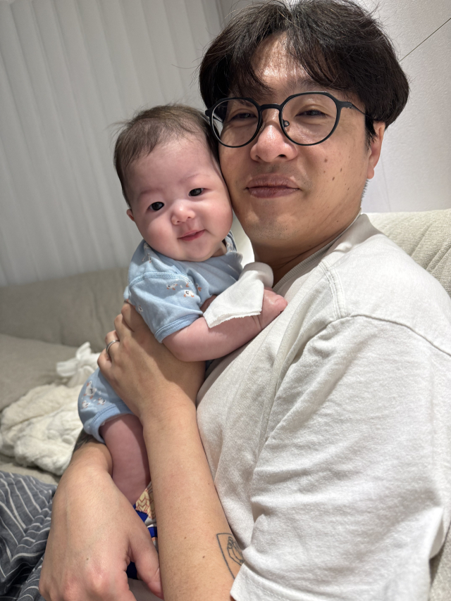 전업아빠 김정현 씨가 아이를 돌보고 있다. 김 씨는 