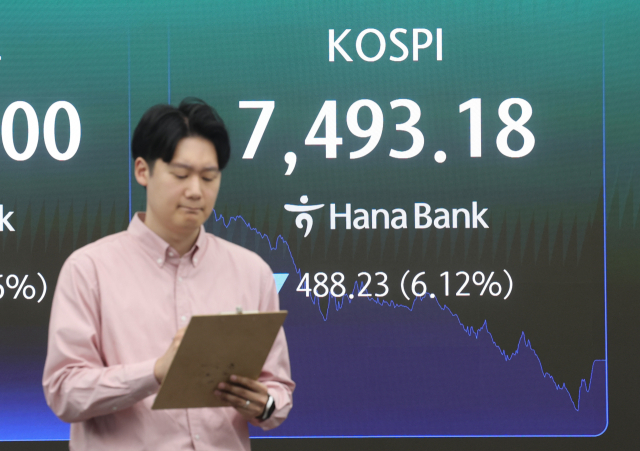 15일 서울 중구 하나은행 딜링룸에서 직원이 업무를 보고 있다. 이날 코스피는 전장보다 488.23포인트 내린 7,493.18에 장을 마쳤다. 연합뉴스
