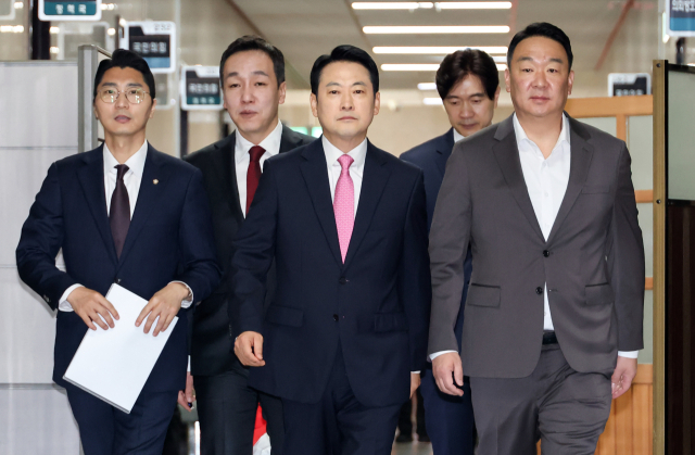 장동혁 국민의힘 대표가 지난 13일 국회에서 열린 비공개 최고위원회의에 입장하고 있다. 연합뉴스