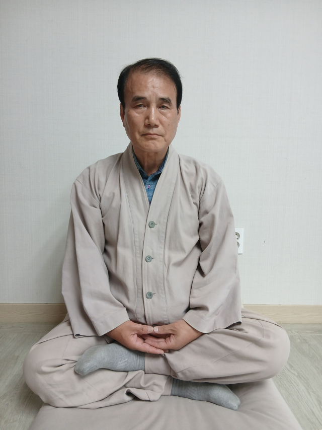 김경해 씨가 포항 불과선원에서 좌선을 하고 있다. 이현주 기자