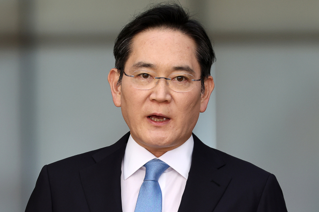 일본 출장을 마치고 귀국한 이재용 삼성전자 회장이 16일 서울 김포비즈니스항공센터(SGBAC)에서 입장문을 읽고 있다. 연합뉴스