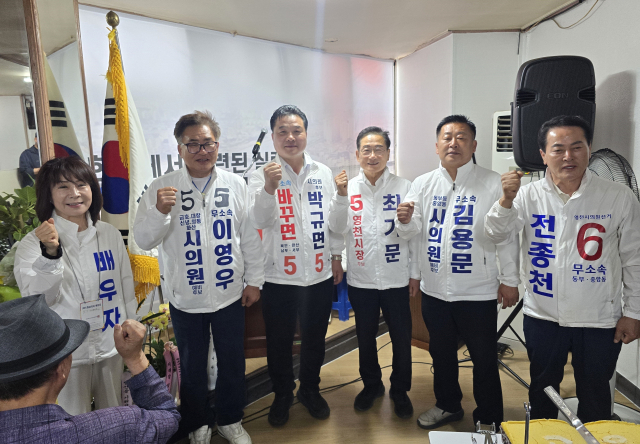 박규면 영천시의원 후보 사무실에서 결속 의지를 과시한 영천지역 무소속 후보들. 박규면 캠프 제공