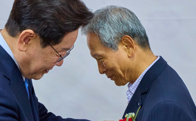 지선 앞두고 TK 찾은 李 대통령…모내기·은사와 오찬