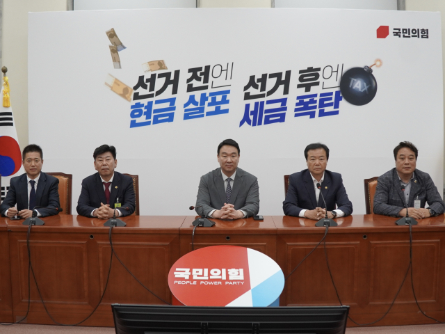 국민의힘 정희용(가운데) 국회의원과 왼쪽부터 도희재(성주군선거구)·정한석(칠곡군1선거구)·박순범(칠곡군2선거구)·노성환(고령군선거구) 경북도의원 후보. 정 의원 제공