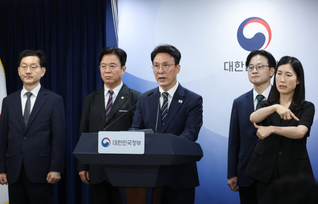 김민석 국무총리가 17일 서울 종로구 정부서울청사에서 삼성전자 파업 관련 대국민 담화를 하고 있다. 연합뉴스
