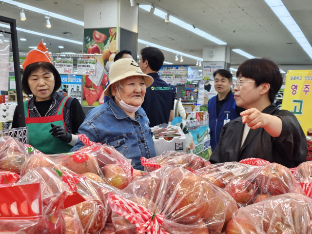 부산시민들이 전시 판매되고 있는 영주사과를 구경하고 있다. 영주시 제공