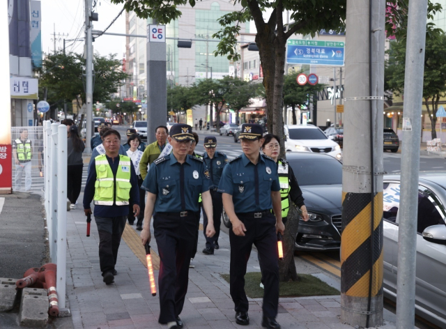 김원태 경북경찰청장은 지난 15일 안동시 옥동 상업지구 일대에서 자율방범대, 생활안전협의회 회원 등 100여명과 위력 합동순찰을 전개했다. 경북경찰청 제공.