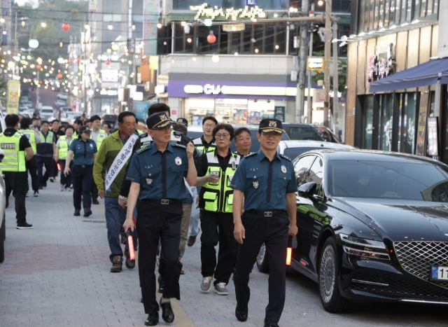 김원태 경북경찰청장은 지난 15일 안동시 옥동 상업지구 일대에서 자율방범대, 생활안전협의회 회원 등 100여명과 위력 합동순찰을 전개했다. 경북경찰청 제공.