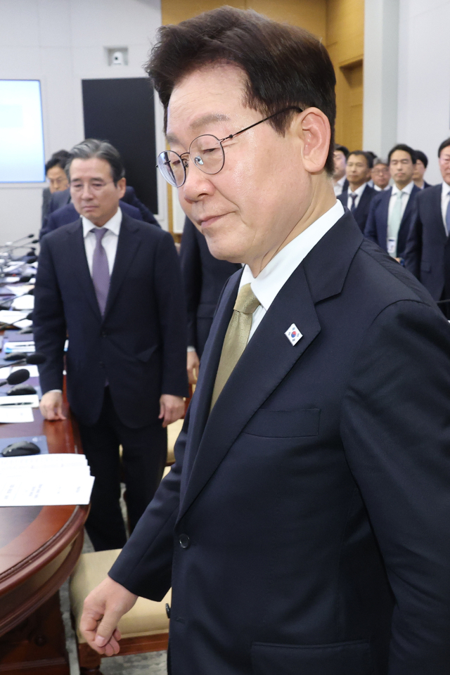 이재명 대통령이 5월 14일 청와대에서 수석보좌관회의에 입장하고 있다. 왼쪽은 김용범 정책실장. 연합뉴스
