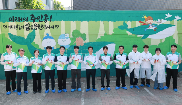 15일 iM금융그룹은 창립 기념식 직전 사회복지시설을 찾아 환경개선 벽화 그리기 등 자원봉사활동을 펼쳤다. 사진-iM금융그룹 제공