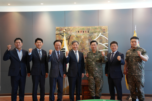 지난 14일 이승환 총장을 비롯해 대학 관계자와 육본 관계자들이 기념촬영을 하고 있다. 구미대 제공