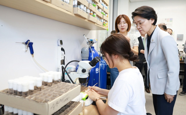지난 15일 대구를 찾은 최은옥 교육부 차관이 경북대학교를 방문해 대학기초연구소 지원(G-LAMP) 사업단의 연구 현황을 점검하고 있다. 교육부 제공